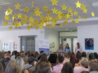 Über den Gästen und Schüler*innen schwebten alle Namen der Absolvent*innen auf einem gelben Stern.